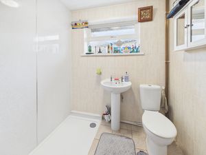 Shower room- click for photo gallery